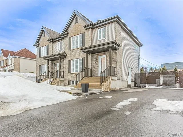 Façade de la maison jumelée vendue à Blainville, en hiver