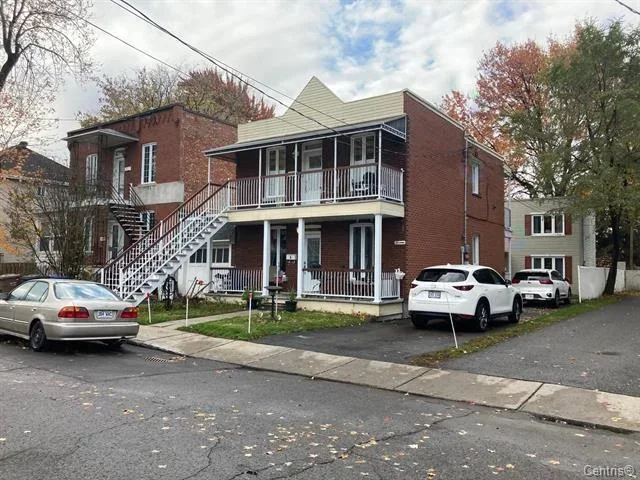 Triplex vendu à Laval-des-Rapides, vu de la rue