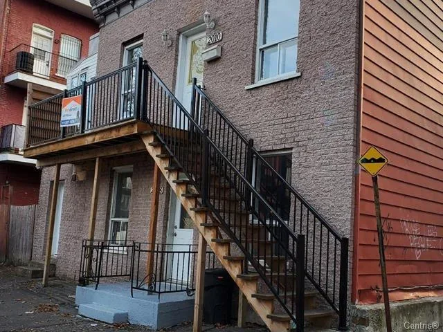 Escalier extérieur du duplex vendu dans Hochelaga-Maisonneuve